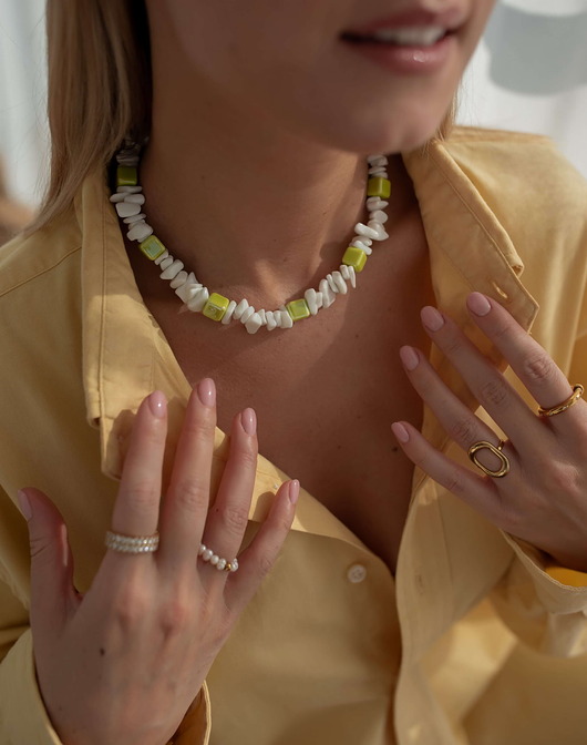 kolczyki pozłacane Naszyjnik z białego agatu z limonkowymi akcentami
