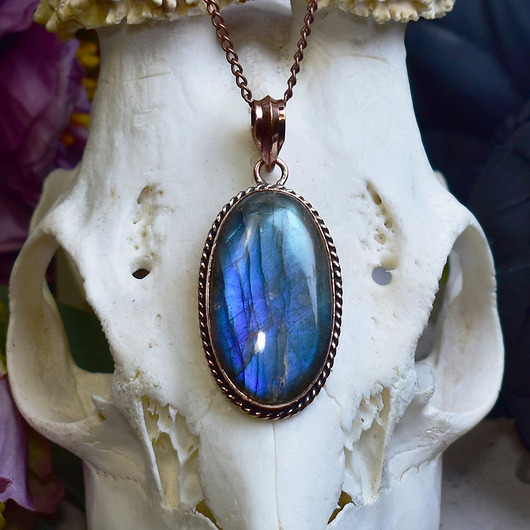 wisiory Miedziany wisiorek z labradorytem w prostej ozdobnej oprawie