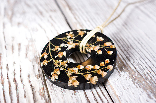 Naszyjnik z kwiatkami w żywicy So Jewelry