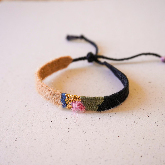 bransoletki na sznurku Wąska bransoletka ręcznie robiona na krośnie, wiązana na supełek