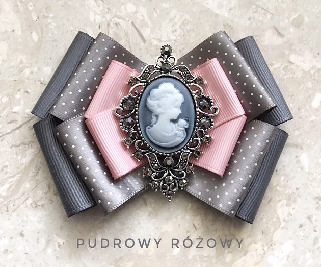 Brosza Kamea Styl Glamour Dama Kameliowa Pudrowy Różowy