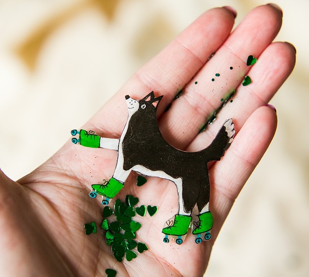 broszki Border collie na wrotkach