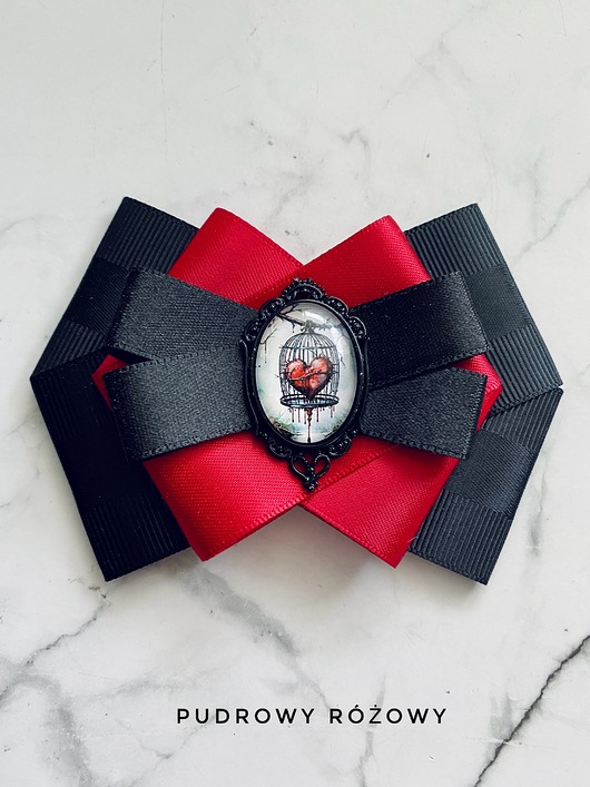 broszki Brosza z graficznym sercem    zamkniętym pod kaboszonem NEW