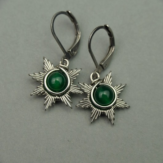 kolczyki wire wrapping Małe kolczyki słoneczka zielony onyks wire wrapping