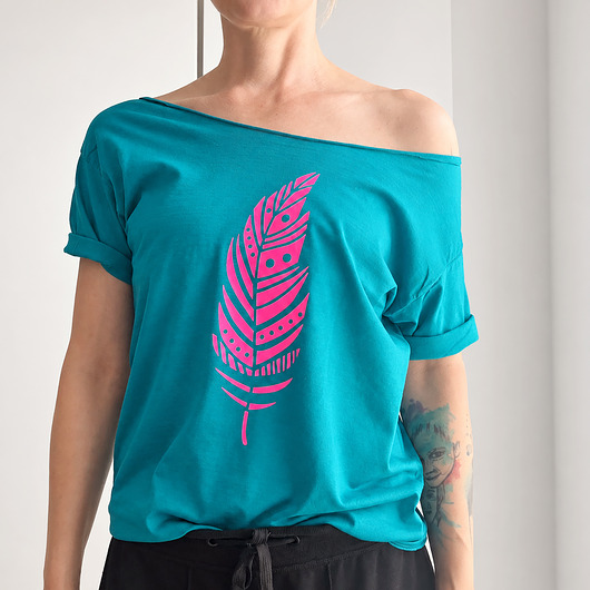 t-shirt damskie Koszulka damska oversize z fluo różowym nadrukiem piórka
