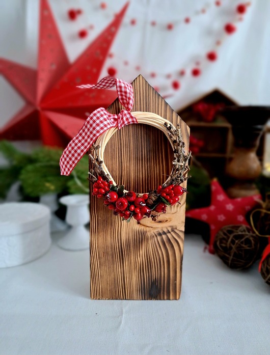 dekoracje świąteczne Drewniany domek z wiankiem świątecznym