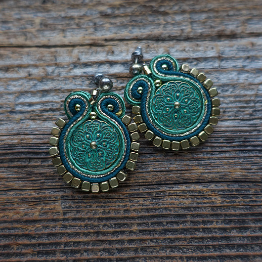 kolczyki soutache Małe kolczyki sutasz z ozdobnym guzikiem