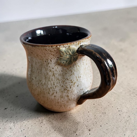 kubki Duży ceramiczny kubek z listkiem
