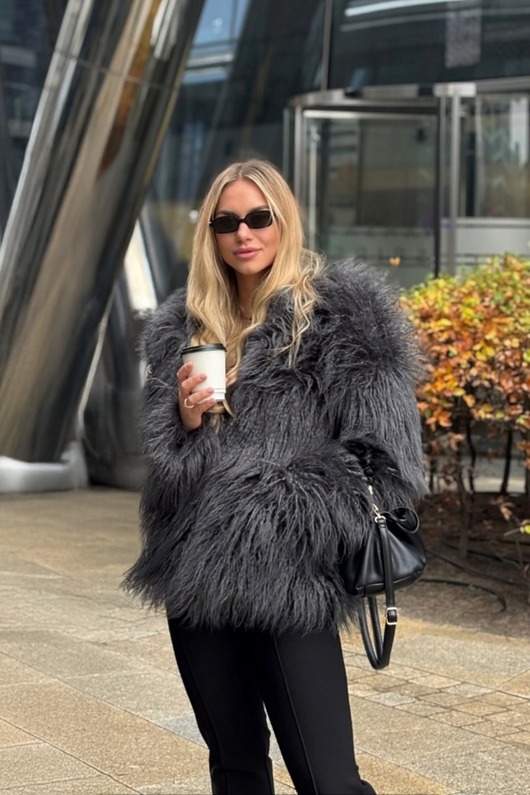 kurtki damskie Grafitowa puszysta kurtka ze sztucznego futra