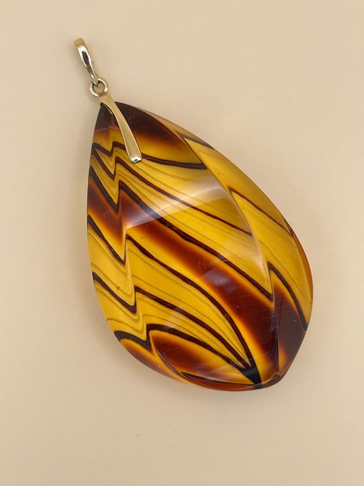 wisiory Wisiorek z naturalnego ręcznie rzeźbionego bursztynu