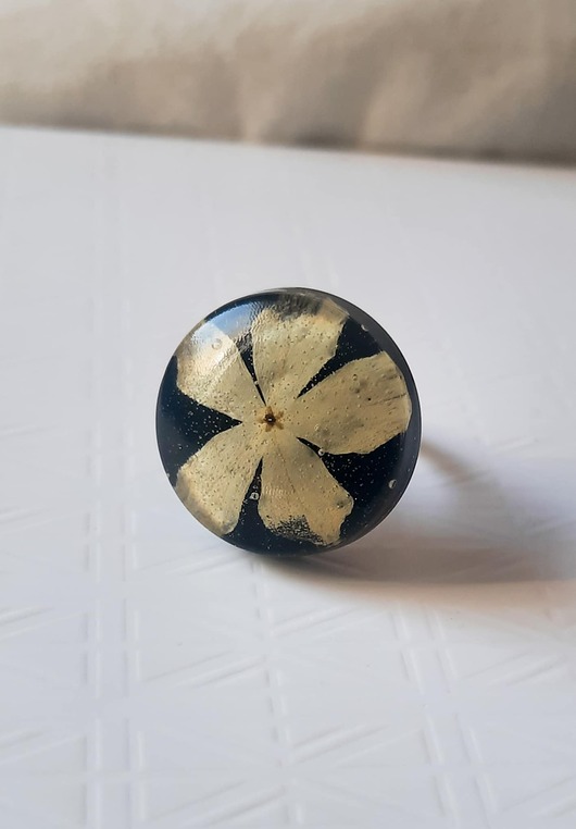 pierścionek z żywicy Czarny Pierścionek z Kremowym Kwiatem