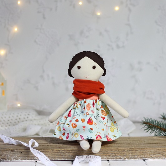 lalki Lala jasno pomarańczowa w spódniczce w kwiaty