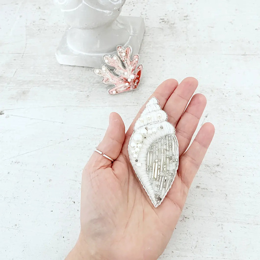 broszki Broszka MUSZLA 1 ręcznie haftowana przypinka morska