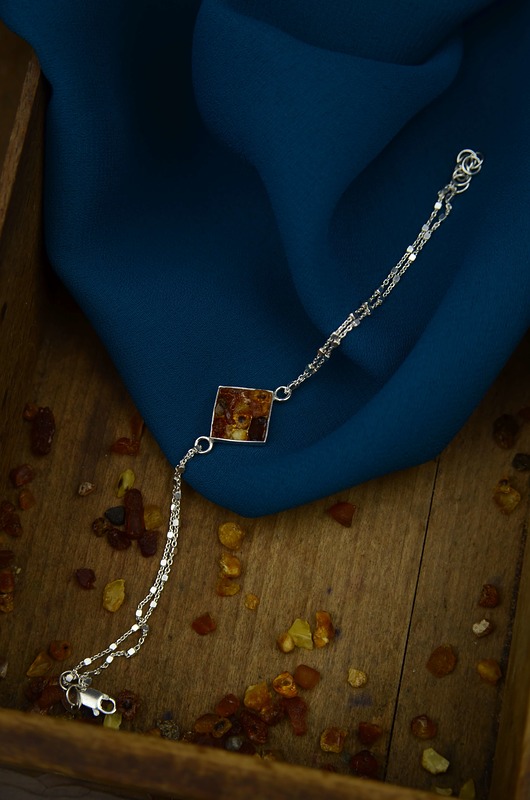 bransoletki srebrne Delikatna bransoletka z bursztynami w srebrze