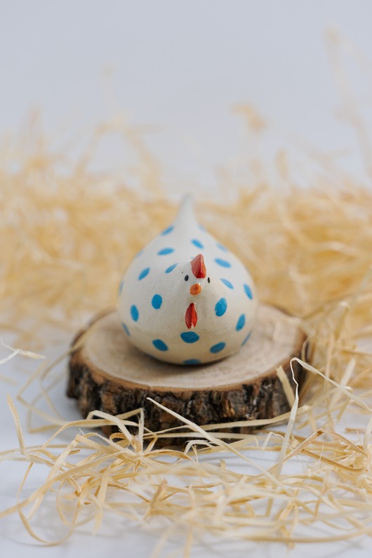 ozdoby wielkanocne Kurka nakrapiana na niebiesko