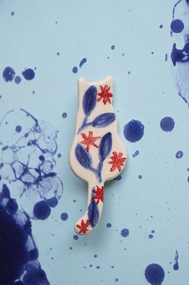 broszki Broszka ceramiczna kot malowany w liście
