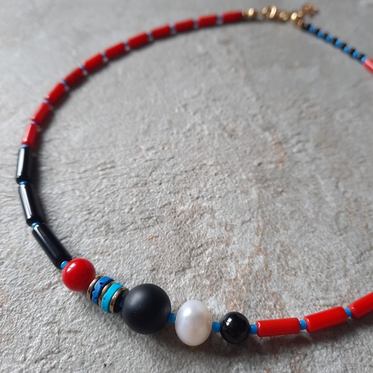 chokery Naszyjnik z koralem, czarnym turmalinem, perłą i czarnym onyksem