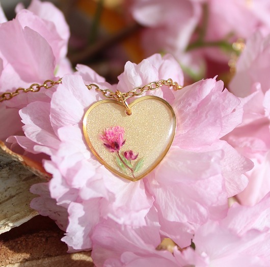wisiory Vintage rose Złota zawieszka złoty wisiorek serce serduszko kwiaty w żywicy