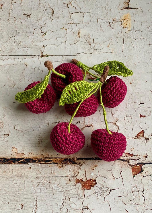 zabawki - inne Szydełkowe wiśnie z liściem