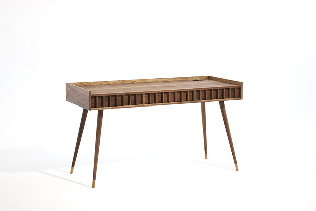 Biurko orzechowe z trzema szufladami. Mid Century Pokojscy Studio