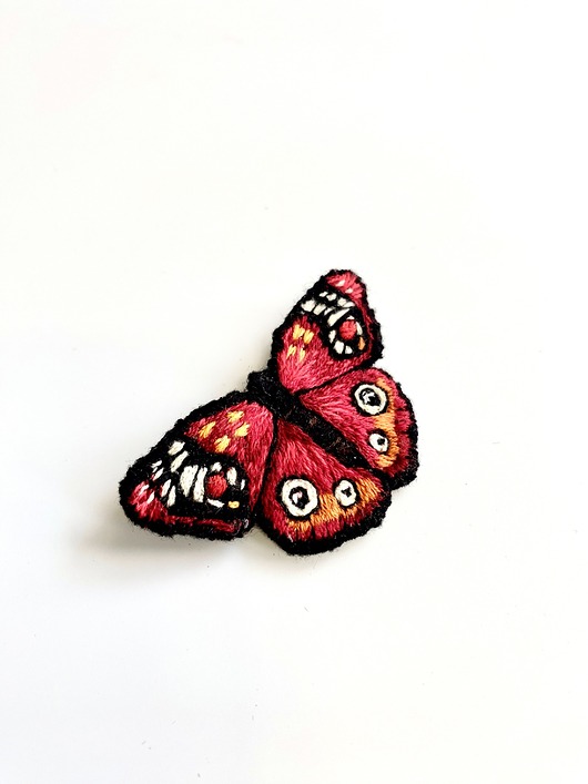 broszki Broszka UNIKAT - ręcznie haftowany, czerwony motyl