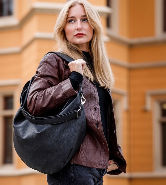 Czarna torebka worek ze skóry ekologicznej Karolina Audycka