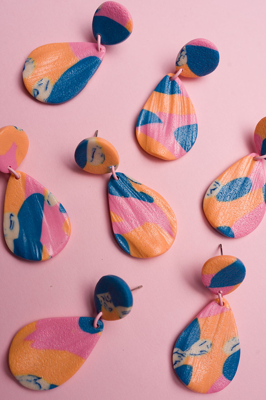 kolczyki z masy plastycznej Wiszące sztyfty listki w abstrakcyjny wzorek