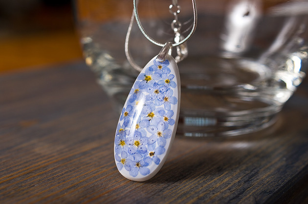 Naszyjnik z niezapominajkami w żywicy So Jewelry