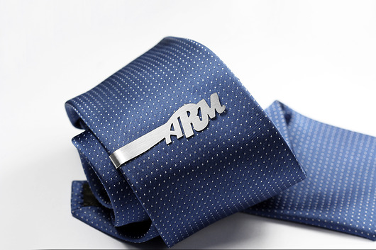 Ozdobny monogram - srebrna spinka do krawata  FeinFein