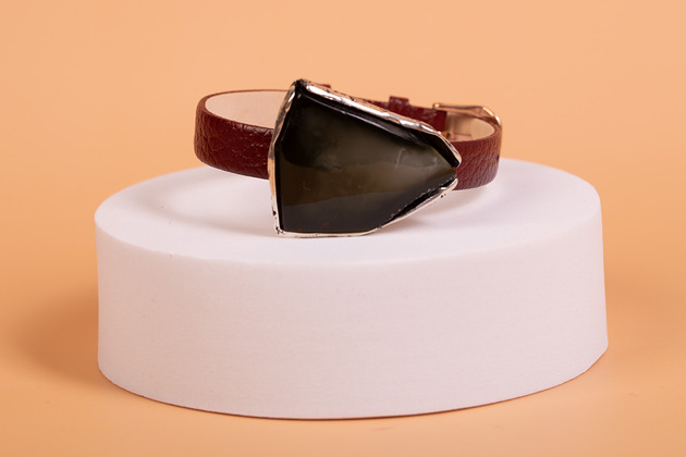 bransoletki - inne Bransoletka na pasku z ciemnym bursztynem bałtyckim