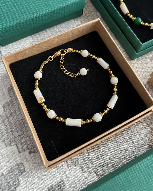 bransoletki z kamieni naturalnych Biało-złota bransoletka z koralem i masą perłową