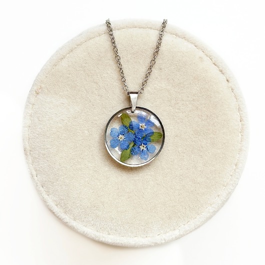 naszyjniki - inne Naszyjnik z niezapominajkami, biżuteria z żywicy