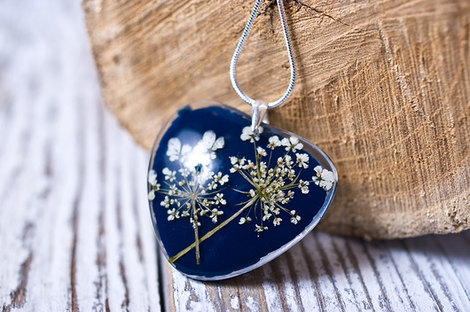 Naszyjnik z kwiatkami w żywicy - serce So Jewelry