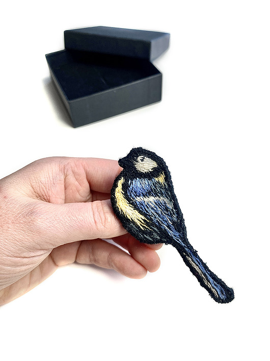 broszki UNIKAT - Sikorka - ręcznie haftowana broszka
