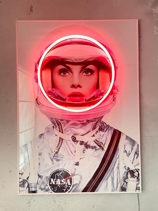 grafiki i ilustracje Retro Plakat LED Neon Astronautka w Ramie Vintage Dekoracja Ścienna