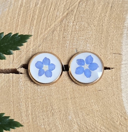 kolczyki z żywicy Kolczyki z kwiatami niezapominajkami złote