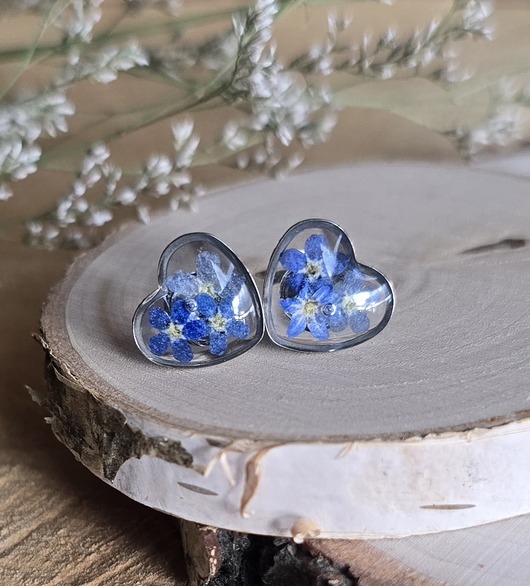kolczyki z żywicy Wieczne kwiaty niezapominajki srebrne serca serduszka wkręty kolczyki