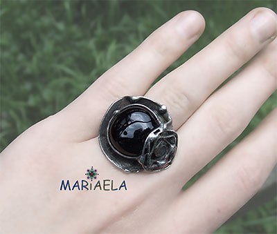 RÓŻA W CZERNI MARIAELA