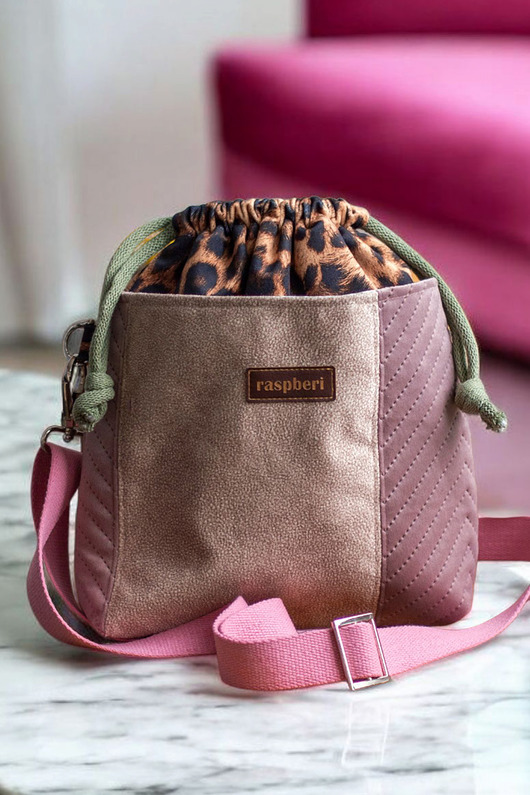 torebki mini Welurowa listonoszka z kominem w panterkę