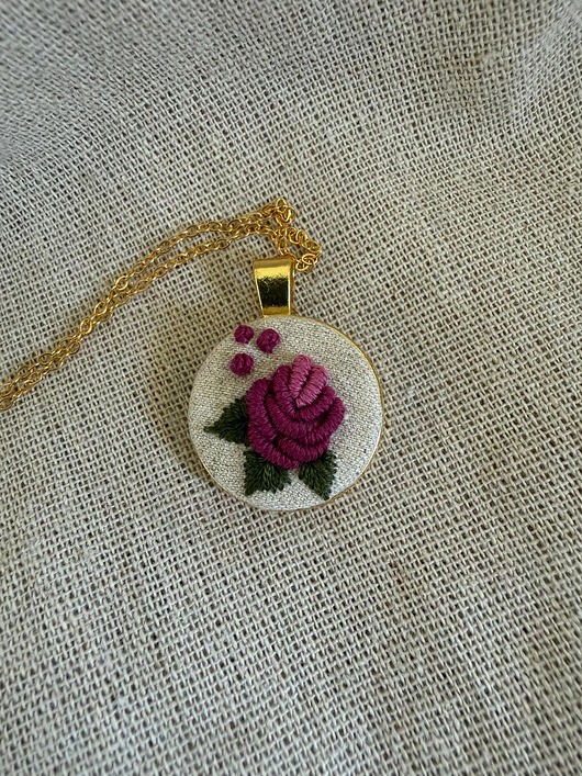 złote naszyjniki Ręcznie wyszywany naszyjnik "Róża"