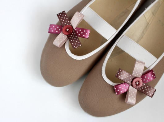Słodki brąz (buty + broszki) Czarna Biedronka