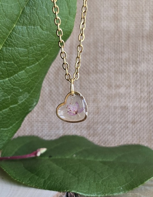 wisiory Mały wisiorek z różowym kwiatem prawdziwy kwiat serce