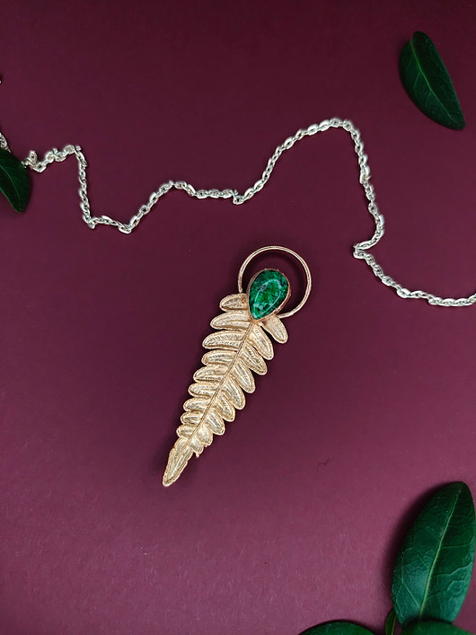 wisiory Miedziany wisiorek Liść Paproci z Zoisytem-  Talizman harmonii i rozkwitu