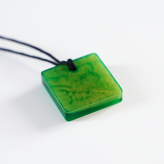 wisiory Kwadratowy wisior zielono - złoty 2,5 x 2,5 cm z żywicy epoksydowej