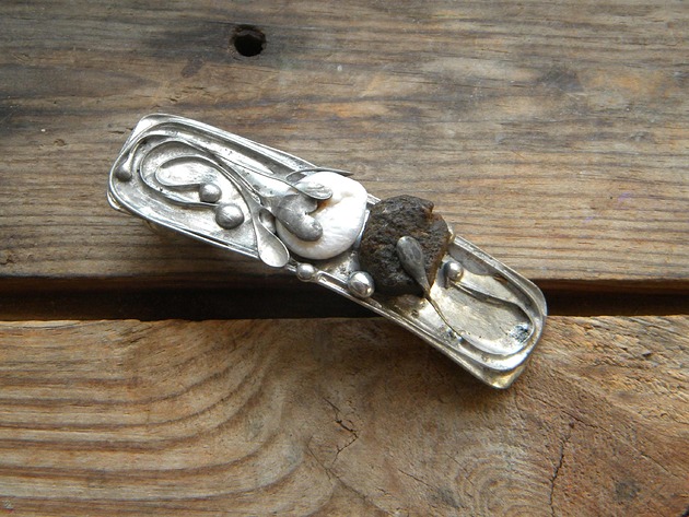 spinki i klamry do włosów Biała perła i surowy bursztyn w listkach  -  klamra