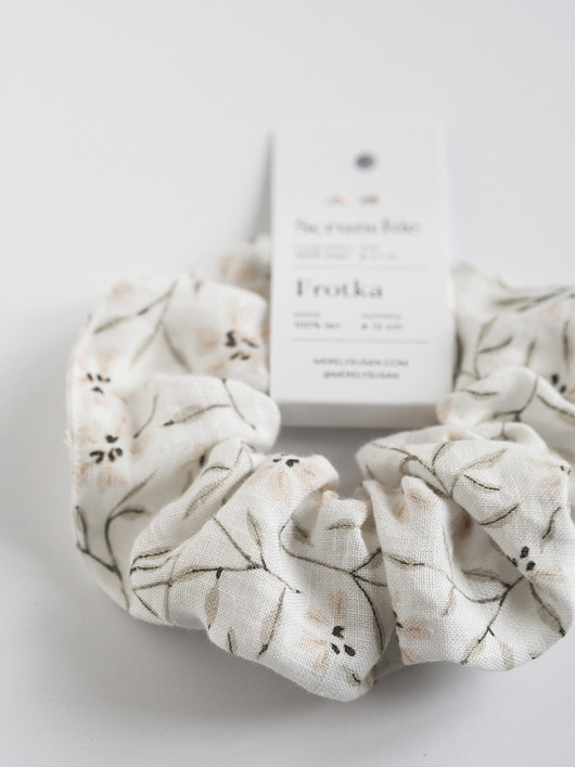 gumki do włosów Lniana gumka do włosów (scrunchie) ze wzorem w kwiaty