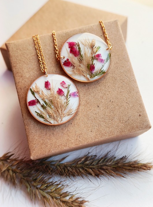komplet biżuterii Komplet biżuterii z żywicy z suszonymi kwiatami