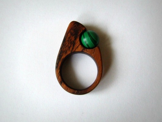 Pierścionek z drewna teakowego z malachitem Derva Woodcraft
