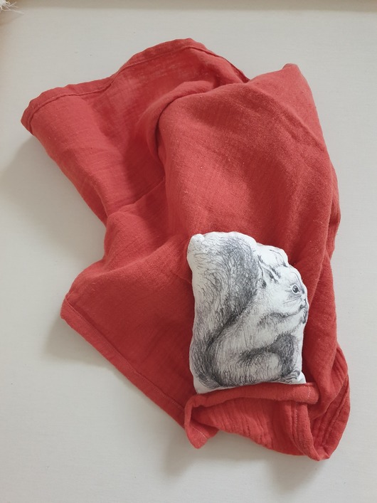 kocyki, kołderki, pościel dla dzieci Muślinowa przytulanka z wiewiórką,ceglasty