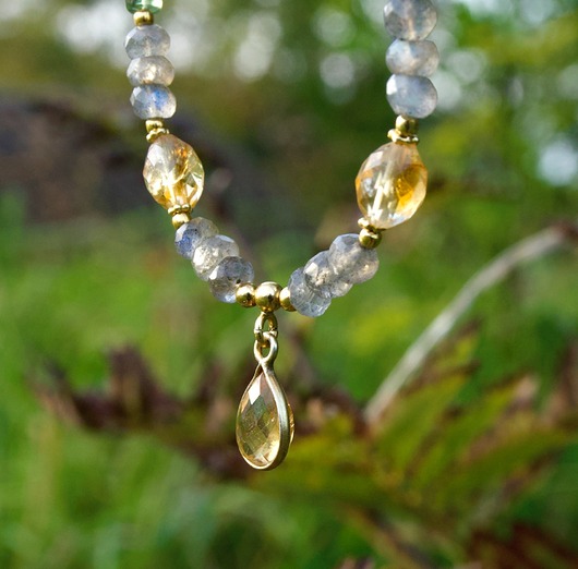 złote naszyjniki Opalizujący naszyjnik z zawieszką z cytrynem